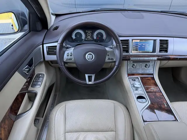 Jaguar XF view 20