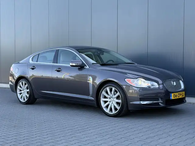 Jaguar XF view 10