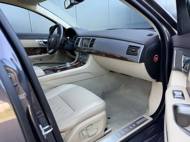 Jaguar XF view 17