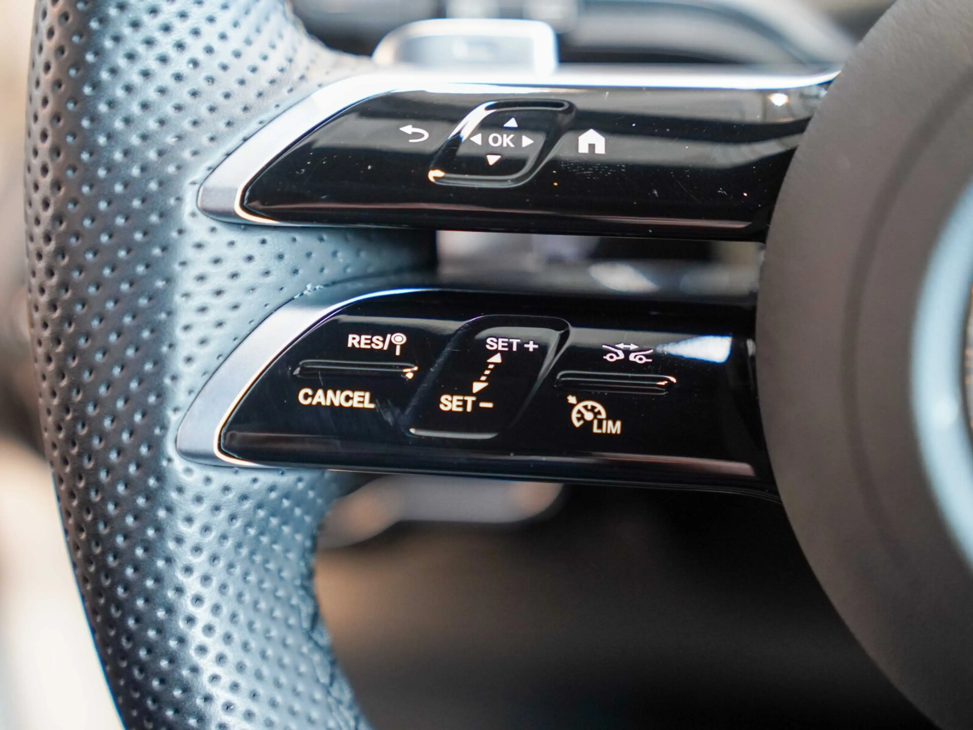Mercedes-Benz A 200 A 200 d AMG Line 360° DISTRO Burmester Standhzg — photo 14