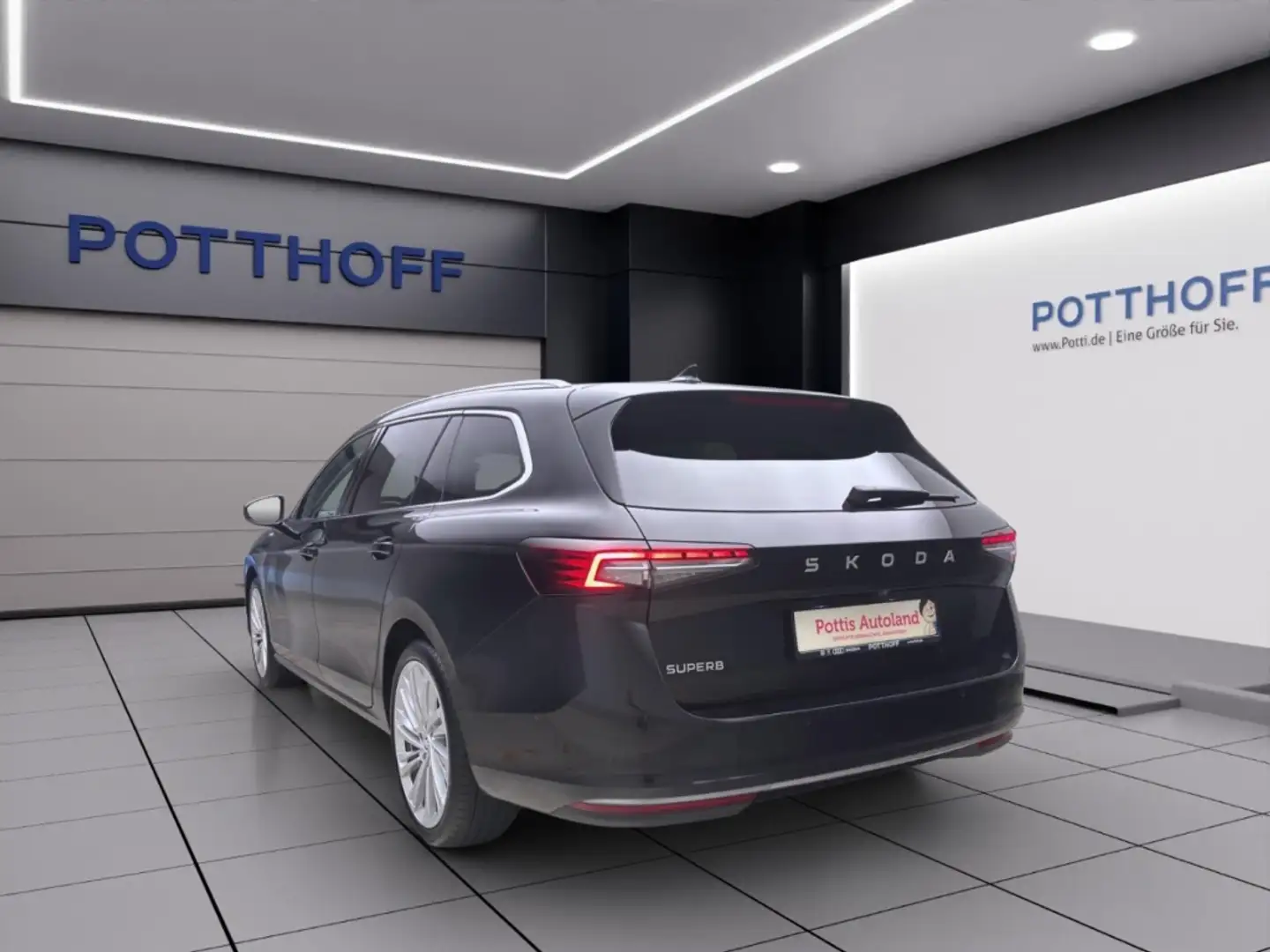 Skoda Superb Combi 2.0 TDI DSG L&K PANO STDHZG MATRIX PDC Schwarz - 2