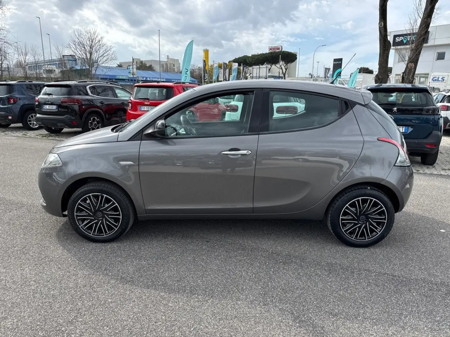 Lancia Ypsilon 1.2 69cv Start& Stop Gold Grau - 2