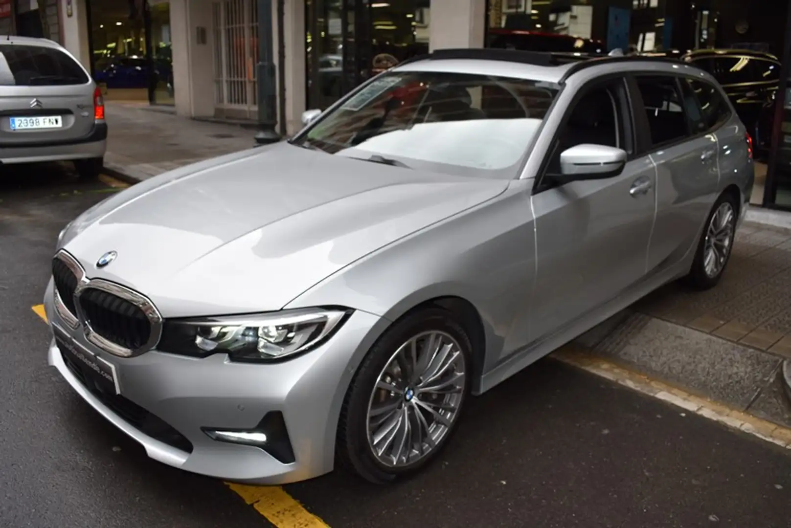 BMW 330 330dA xDrive Touring Grijs - 1