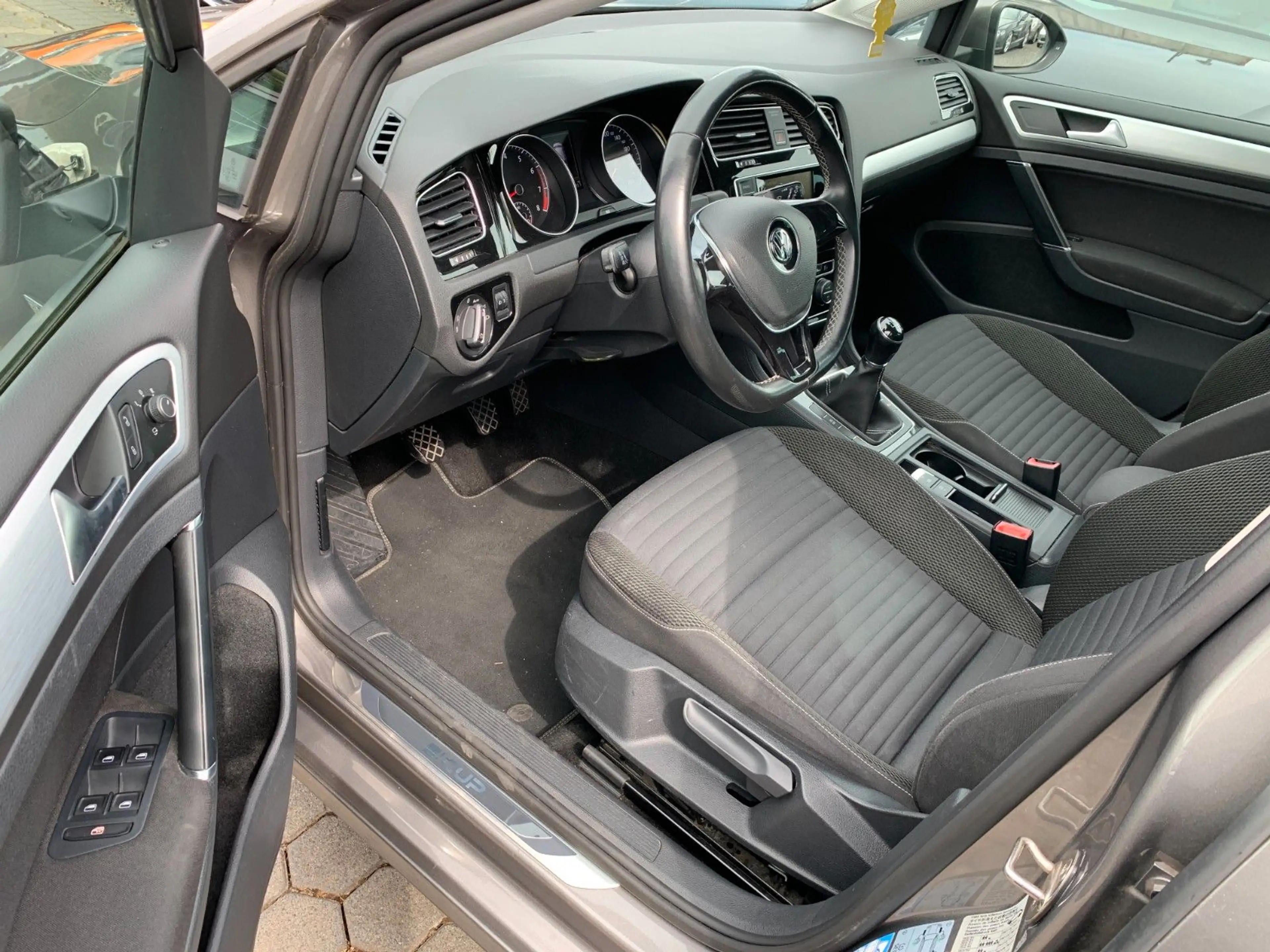 Volkswagen Golf VII Lim. Cup BMT*4 Zylinder*TÜV 07.2028* — photo 15