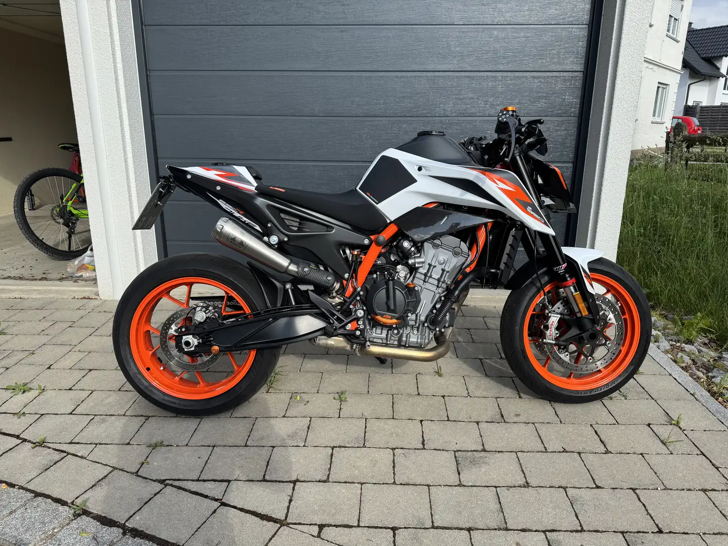 KTM 890 Duke R - 1