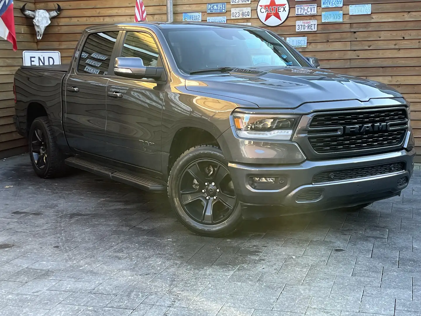 Dodge RAM 1500 5,7L SPORT 4x4 AHK PANO LPG 12´´ Navi Grau - 2