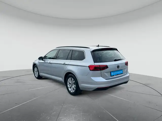 Volkswagen Passat view 3