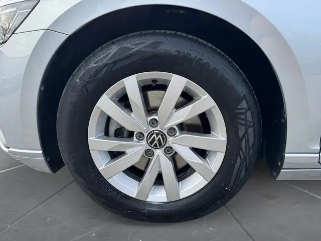 Volkswagen Passat view 15