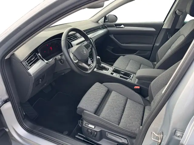 Volkswagen Passat view 4