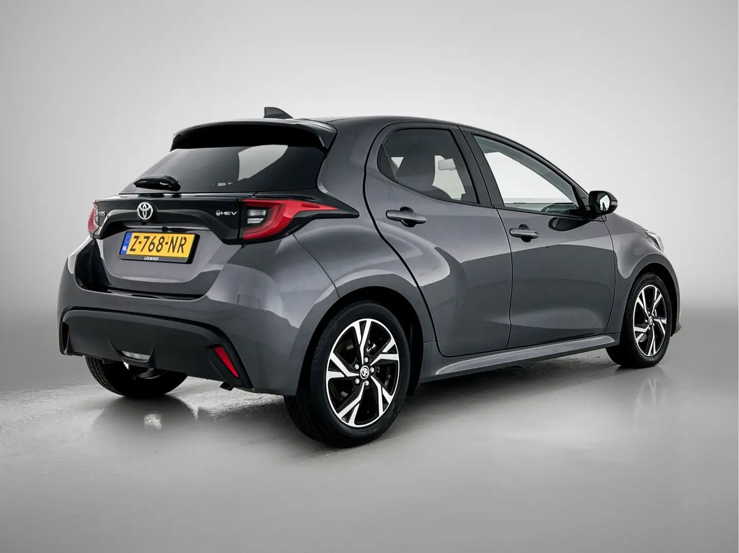 Toyota Yaris 1.5 Hybrid 115 First Edition | Navigatie | ACC | C Grijs - 2