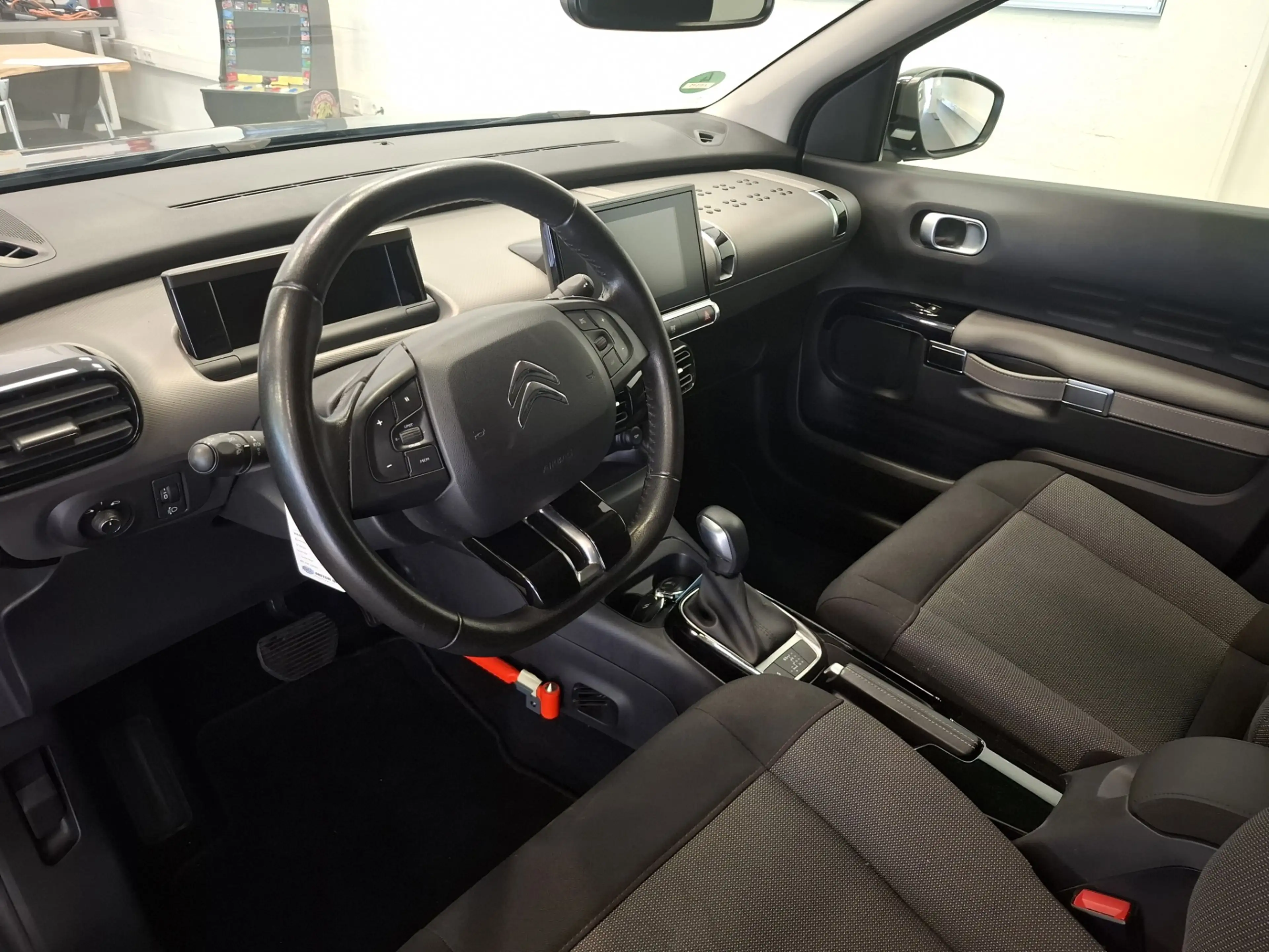 Citroen C4 Cactus 1.2 PureTech Shine Plus Automaat Distributie v.v 2 — photo 8