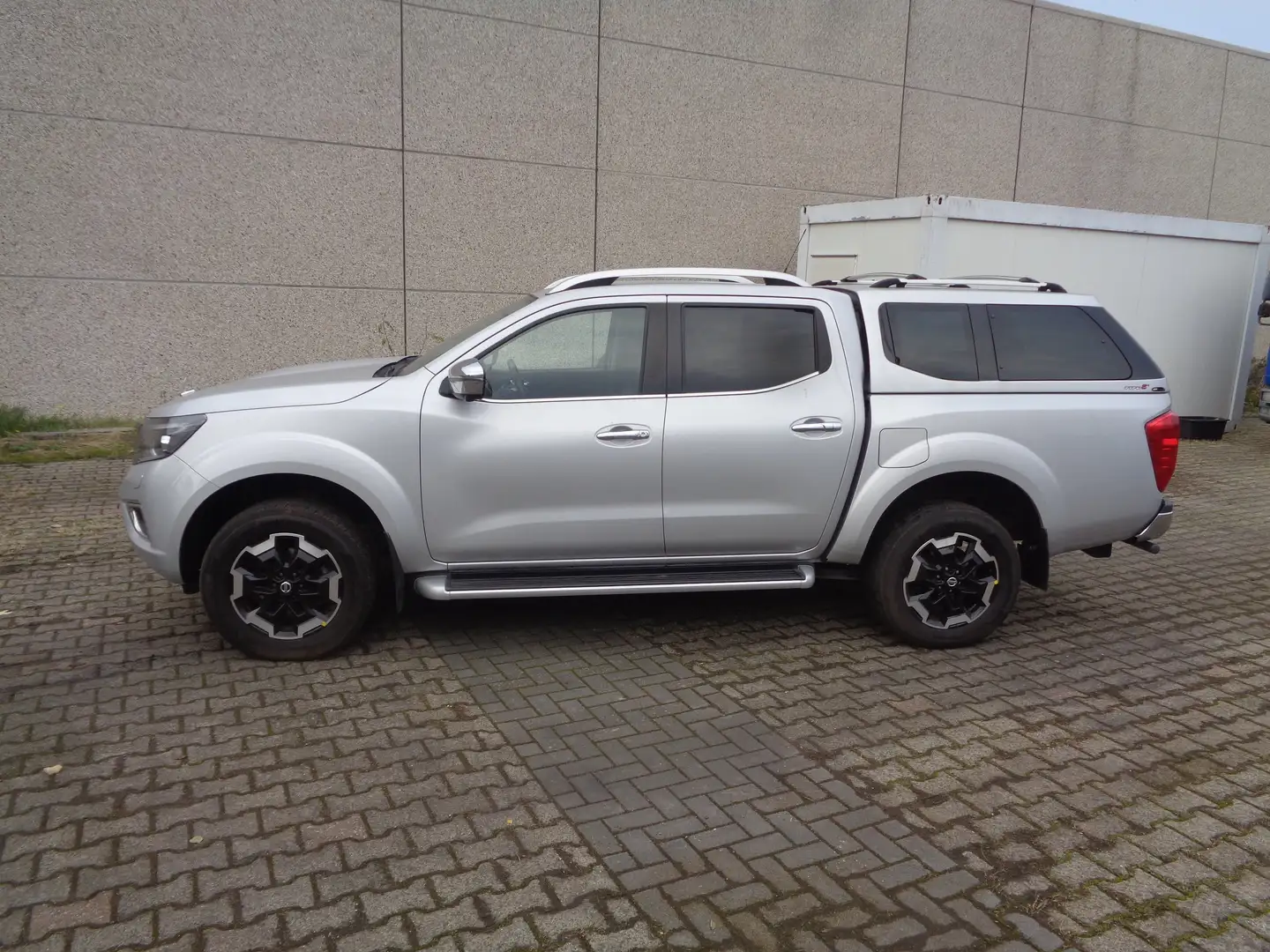 Nissan Navara NP33N-Guard Double Cab 4x4 Plateado - 2