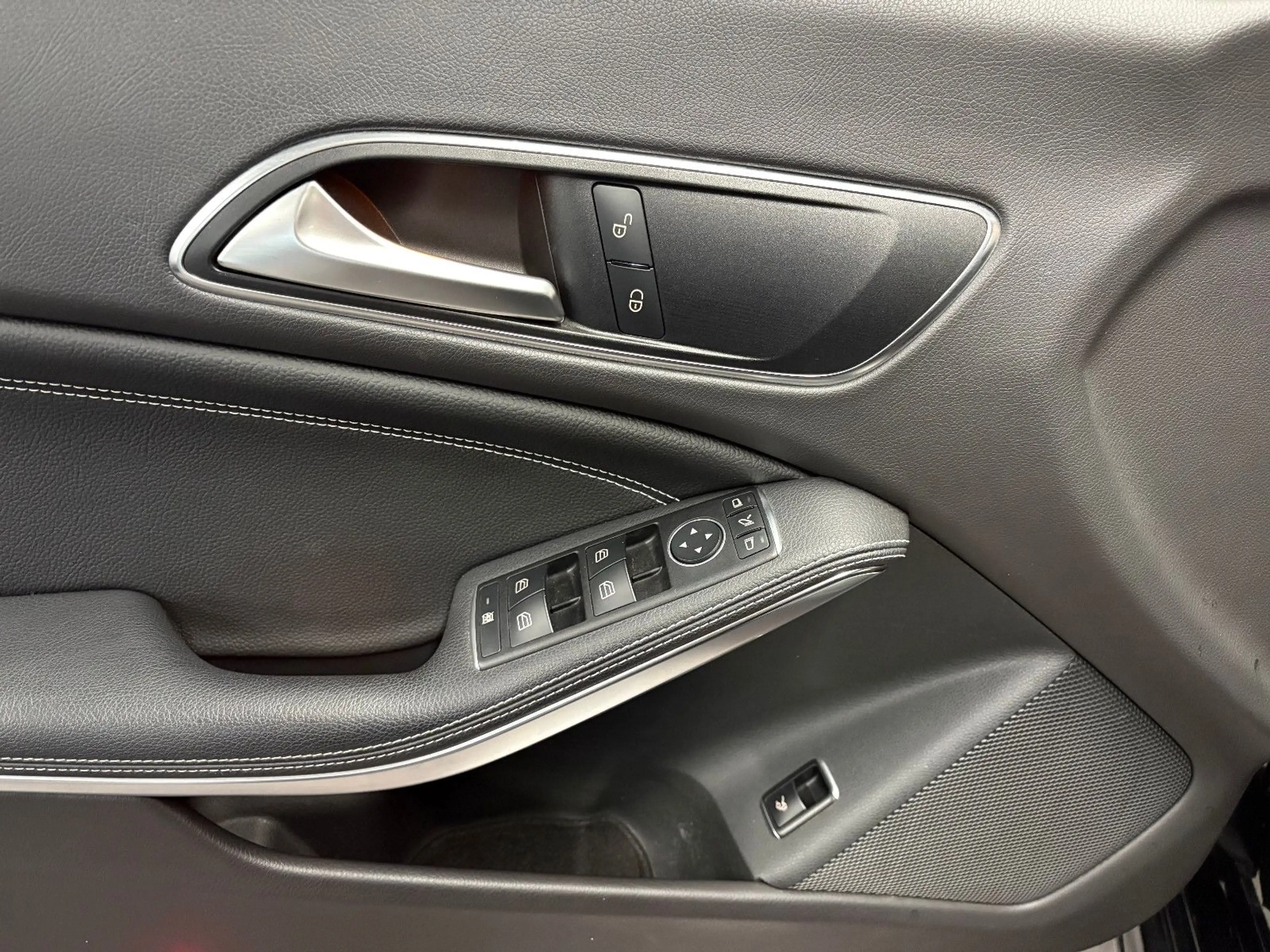 Mercedes-Benz CLA 180 Coupe Automatik Navi/LED/Smartphone — photo 7