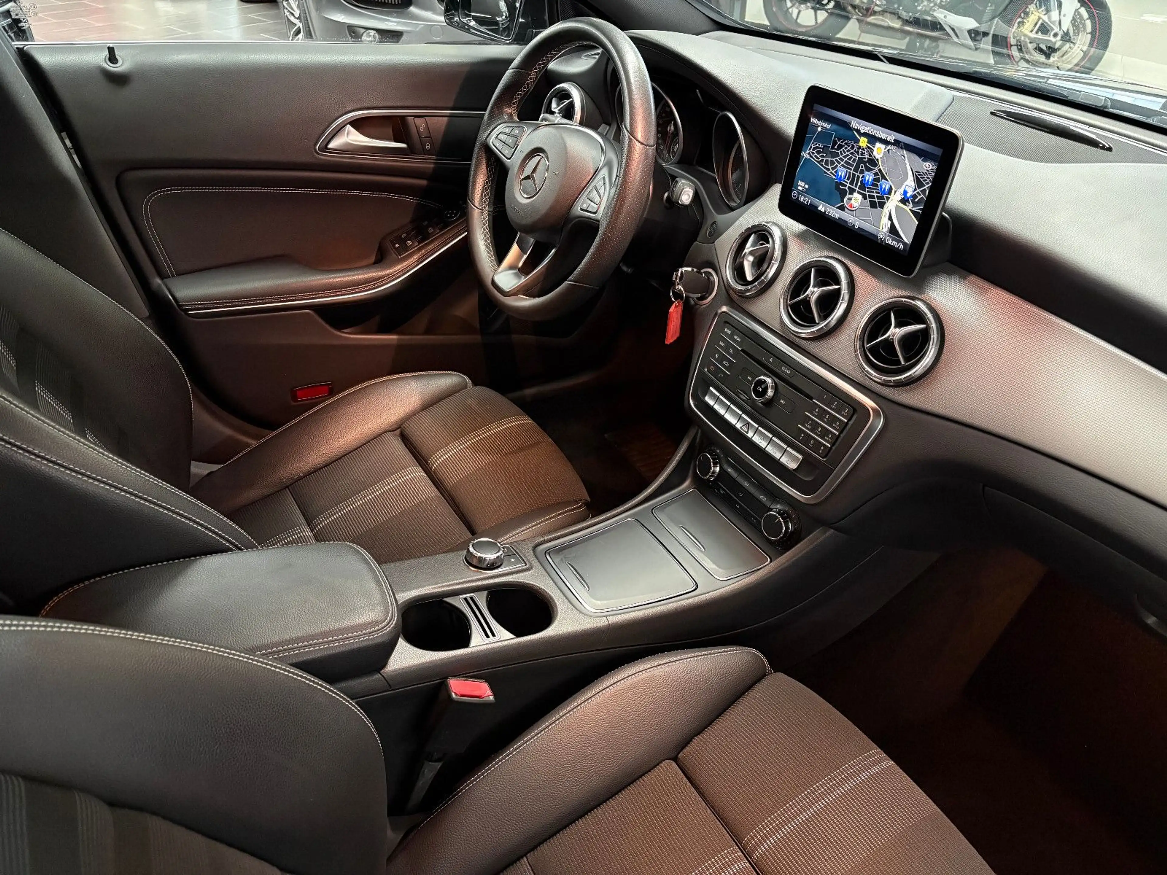 Mercedes-Benz CLA 180 Coupe Automatik Navi/LED/Smartphone — photo 2