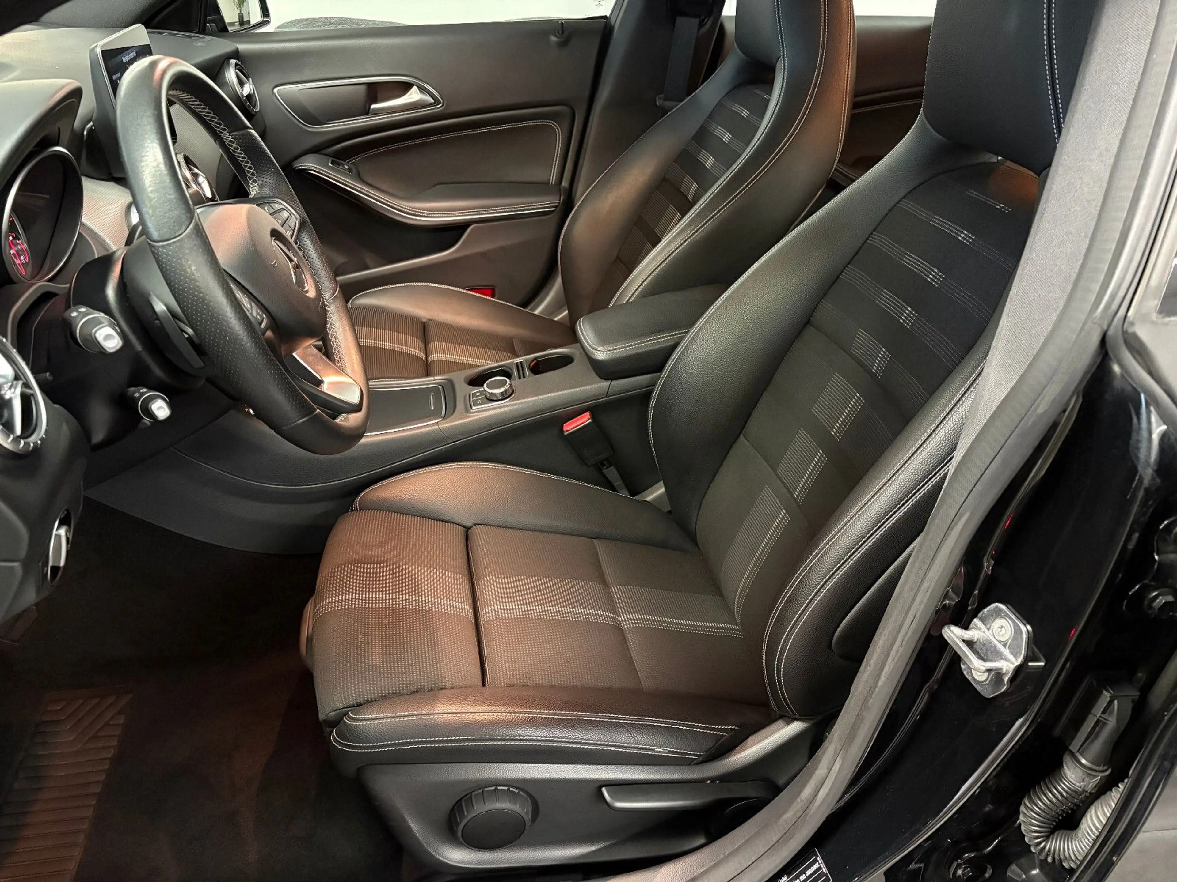 Mercedes-Benz CLA 180 Coupe Automatik Navi/LED/Smartphone — photo 8