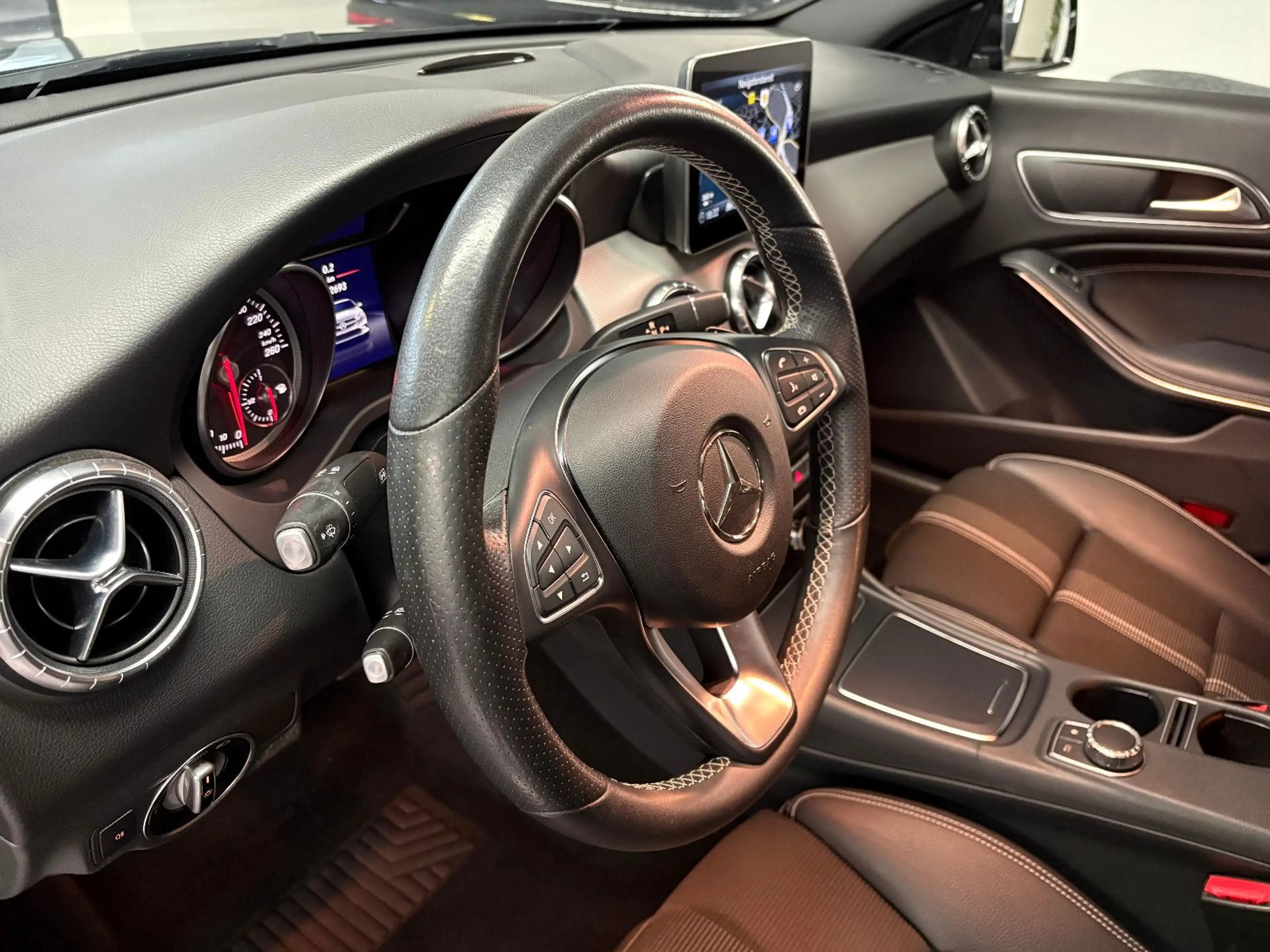 Mercedes-Benz CLA 180 Coupe Automatik Navi/LED/Smartphone — photo 9
