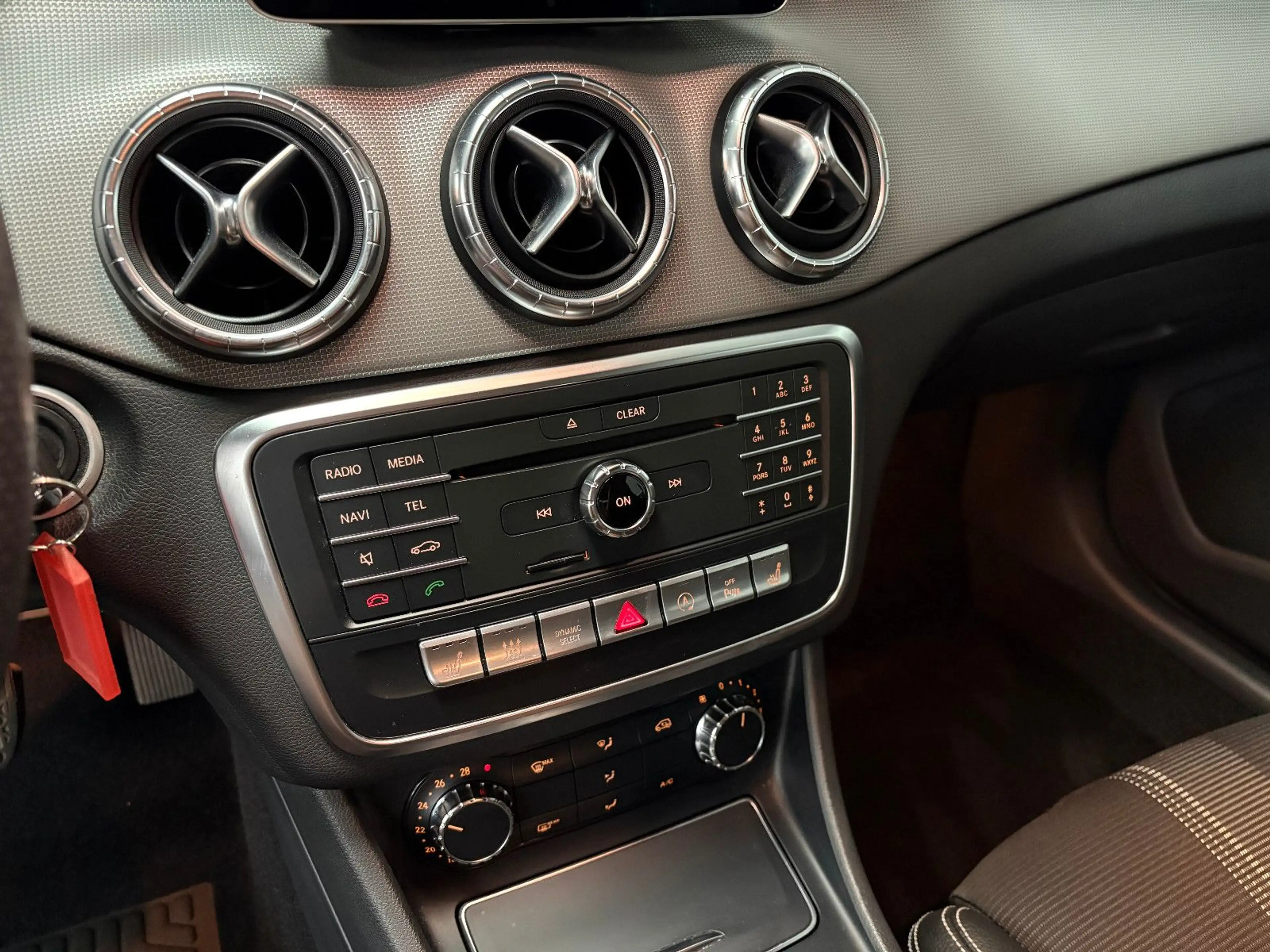 Mercedes-Benz CLA 180 Coupe Automatik Navi/LED/Smartphone — photo 15