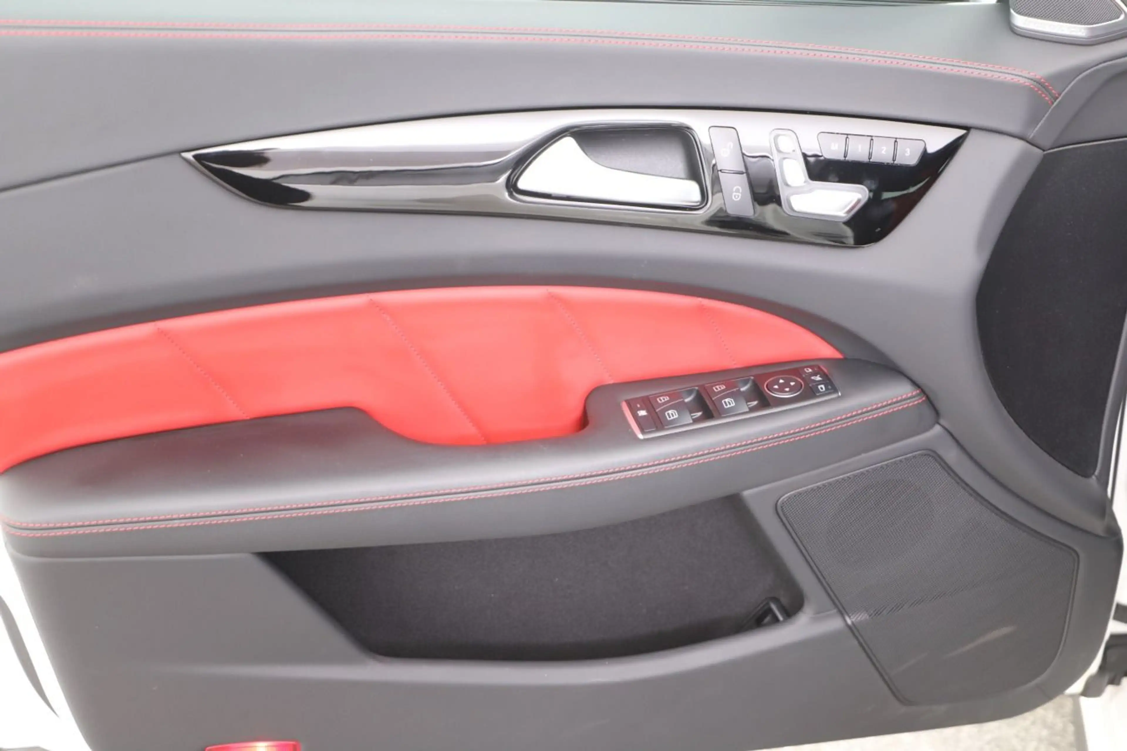 Mercedes-Benz CLS 63 AMG S 4Matic — photo 14