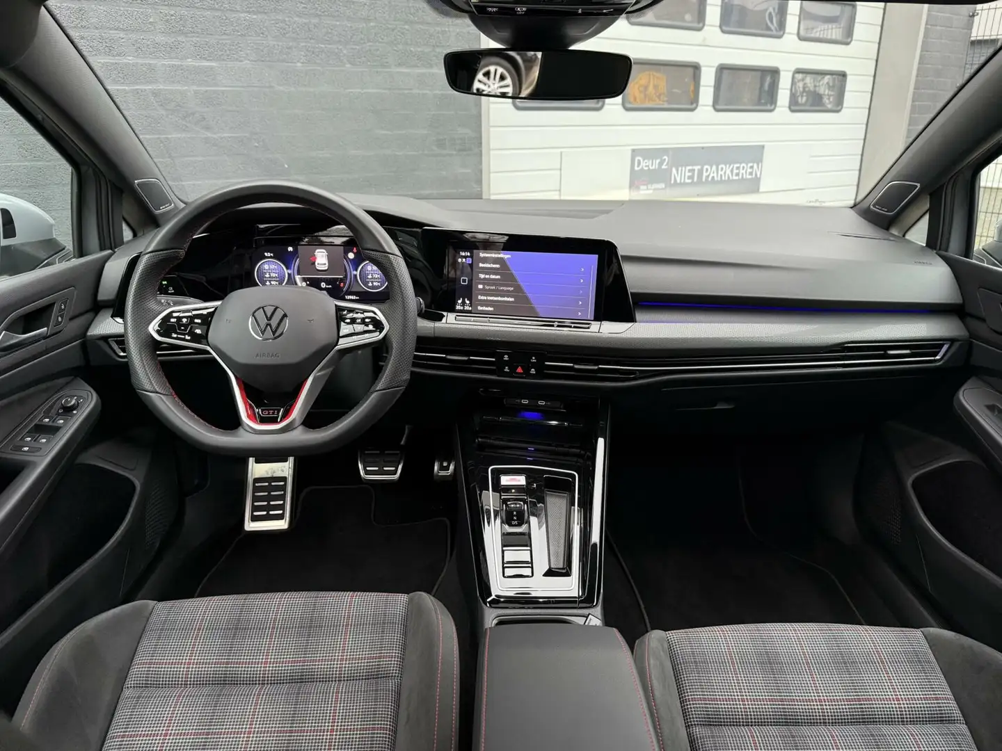 Volkswagen Golf GTI 2.0 TSI SCHUIFDAK Harman/Kardon Grijs - 2