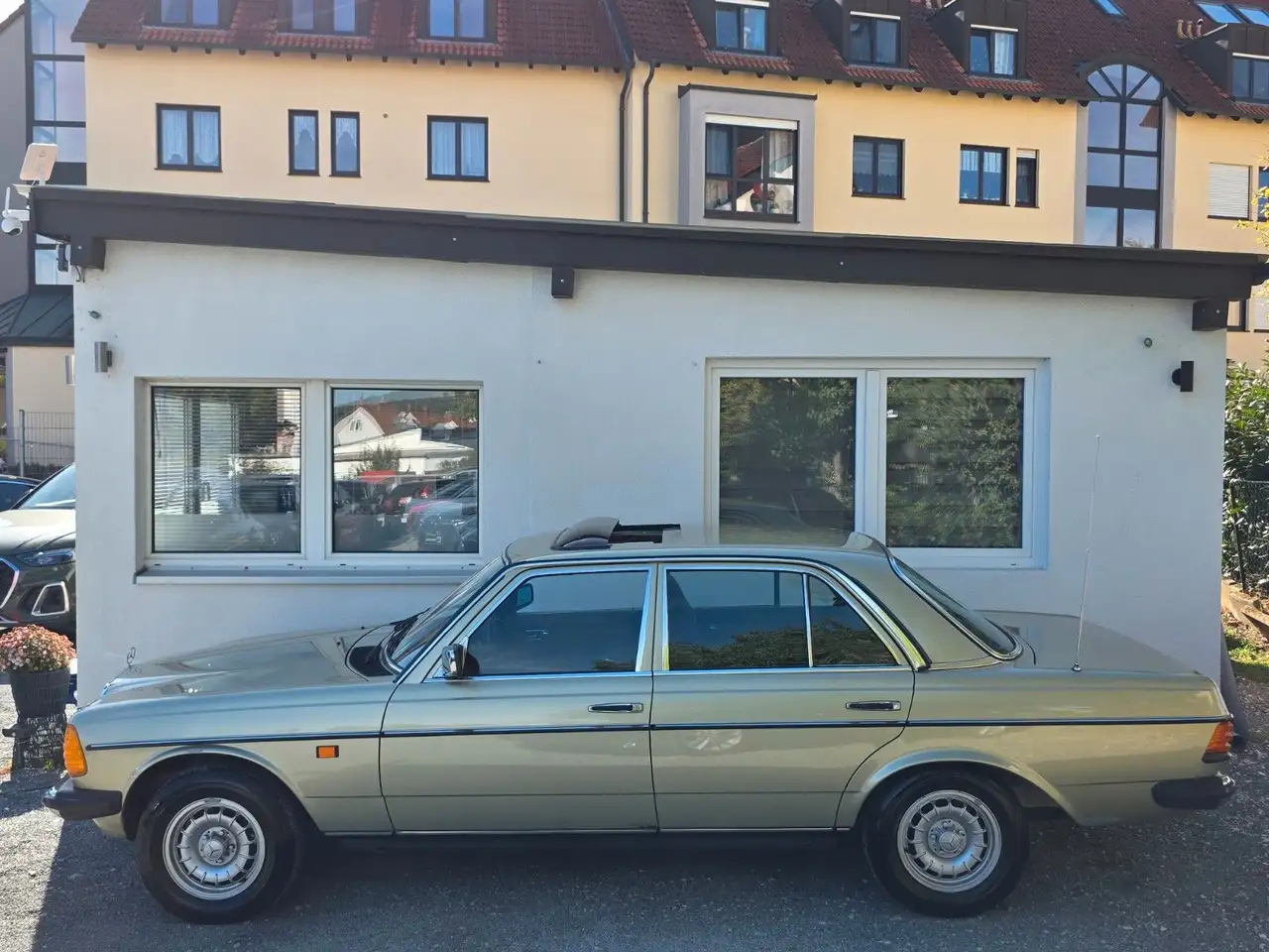 Mercedes-Benz 230 E W123 *TÜV 08/2028*Schiebedach*Original Lack, foto 3