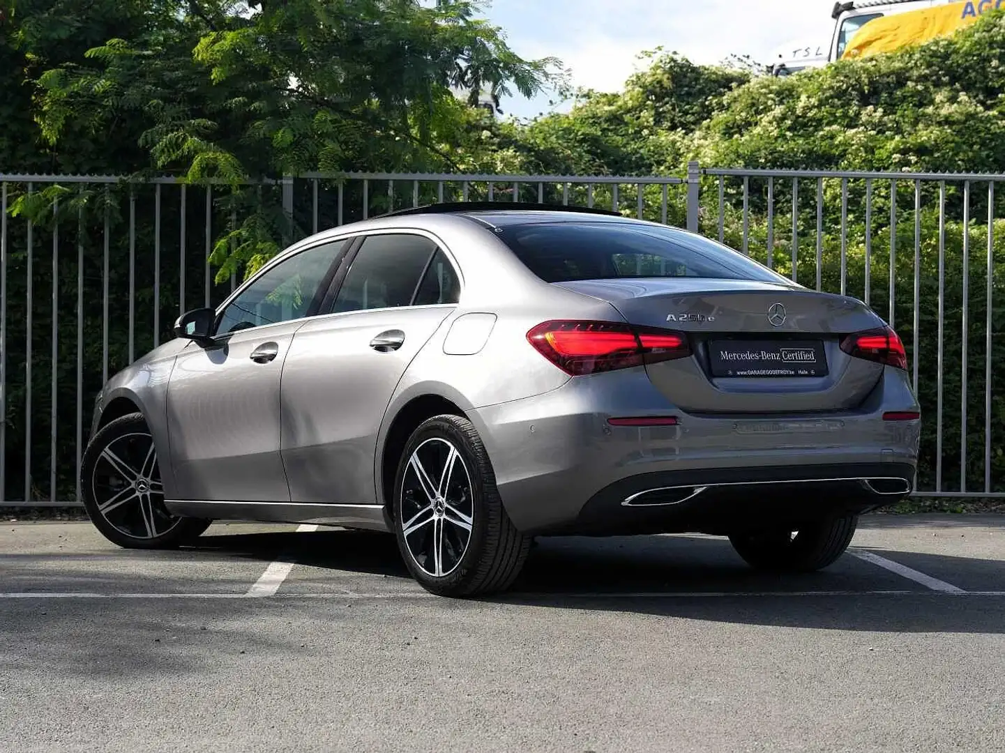 Mercedes-Benz A 250 e Limousine Pano / keyless Gris - 2