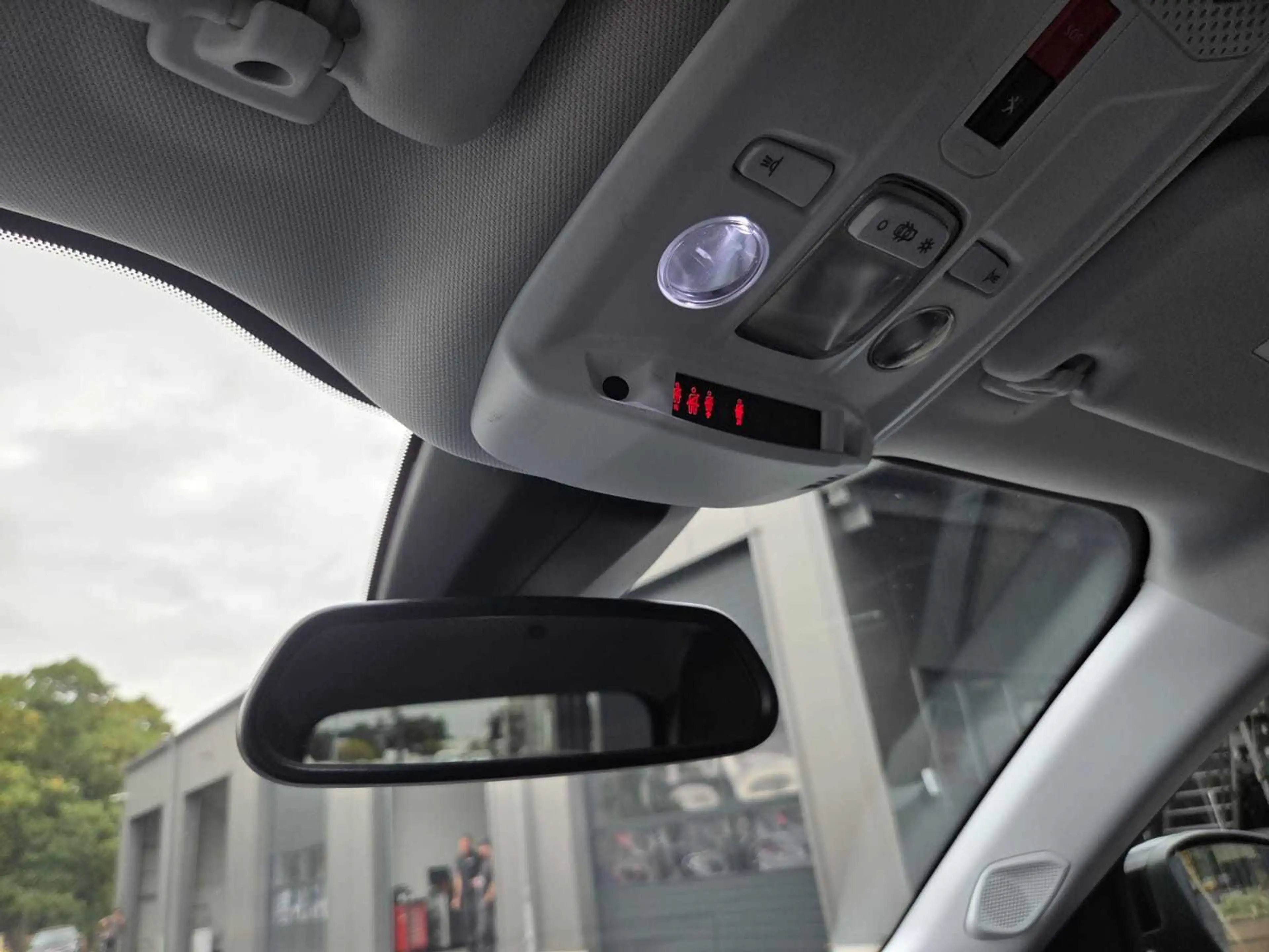 Peugeot e-2008 ALLURE PACK Sitzh.+Keyless+Mirrorin — photo 15