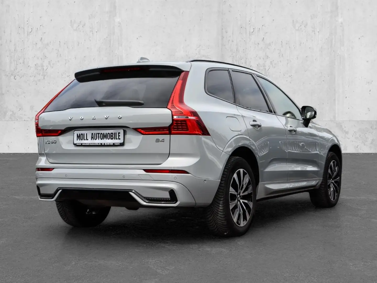 Volvo XC60 Plus Dark 2WD B4 Benzin EU6d Digitales Cockpit Mem Grau - 2