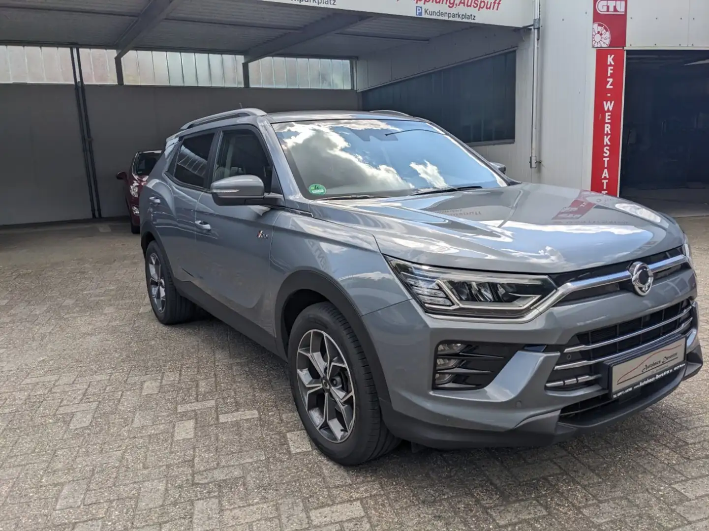 SsangYong Korando 1.5 T-GDi 2WD - RUBY - AUTOMATIK Grau - 1