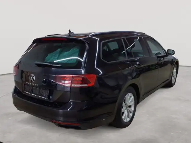 Volkswagen Passat view 4