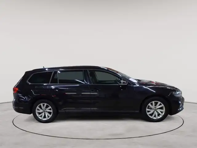 Volkswagen Passat view 3