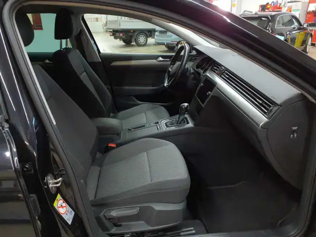 Volkswagen Passat view 8