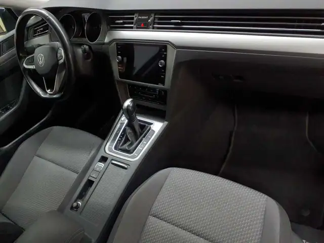 Volkswagen Passat view 9