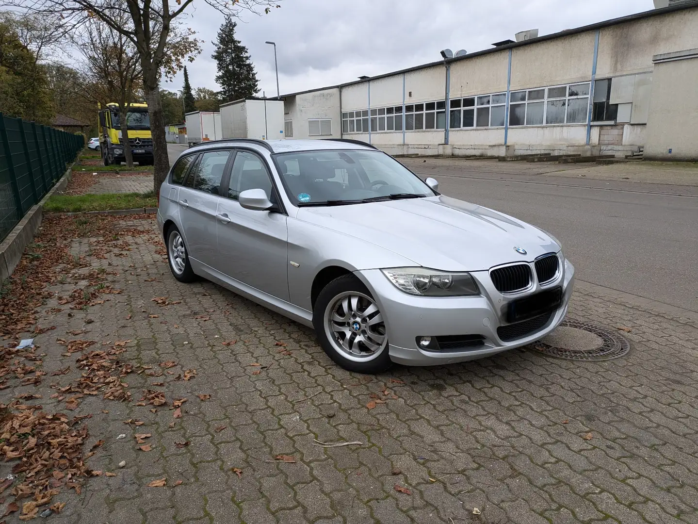 BMW 318 318d LCI Touring Automatik Grau - 2