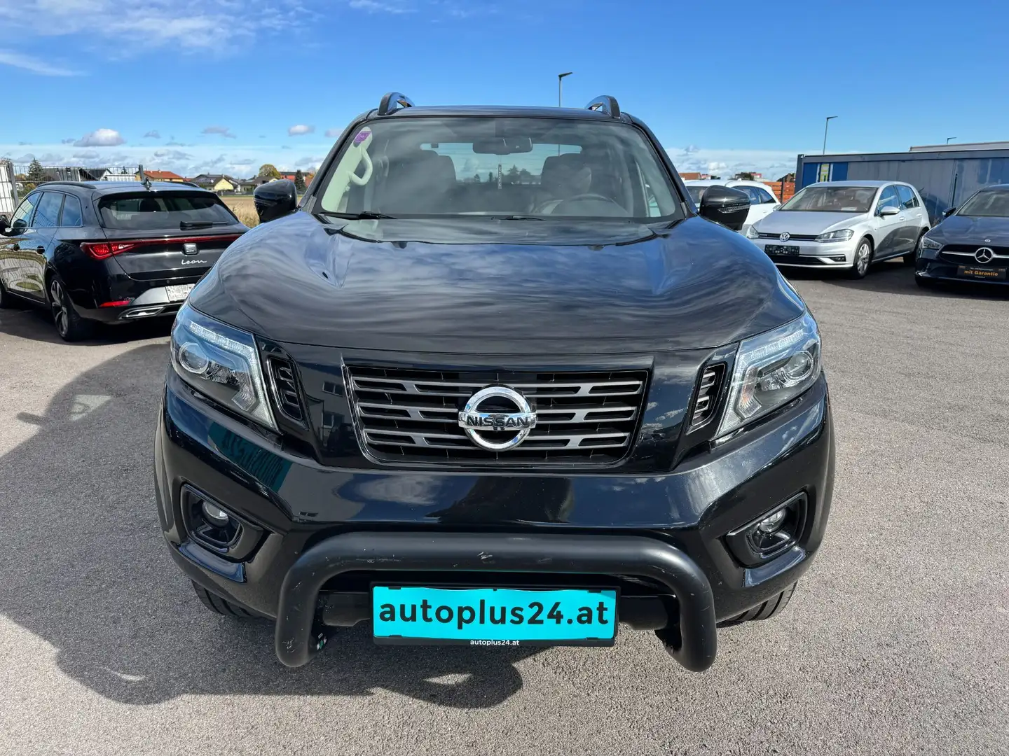 Nissan Navara Double Cab 4x4 2,3 dCi N-Guard Aut. Fekete - 2