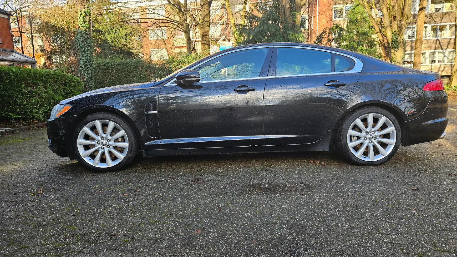 Jaguar XF 3.0 V6 Diesel S Portfolio Schwarz - 1