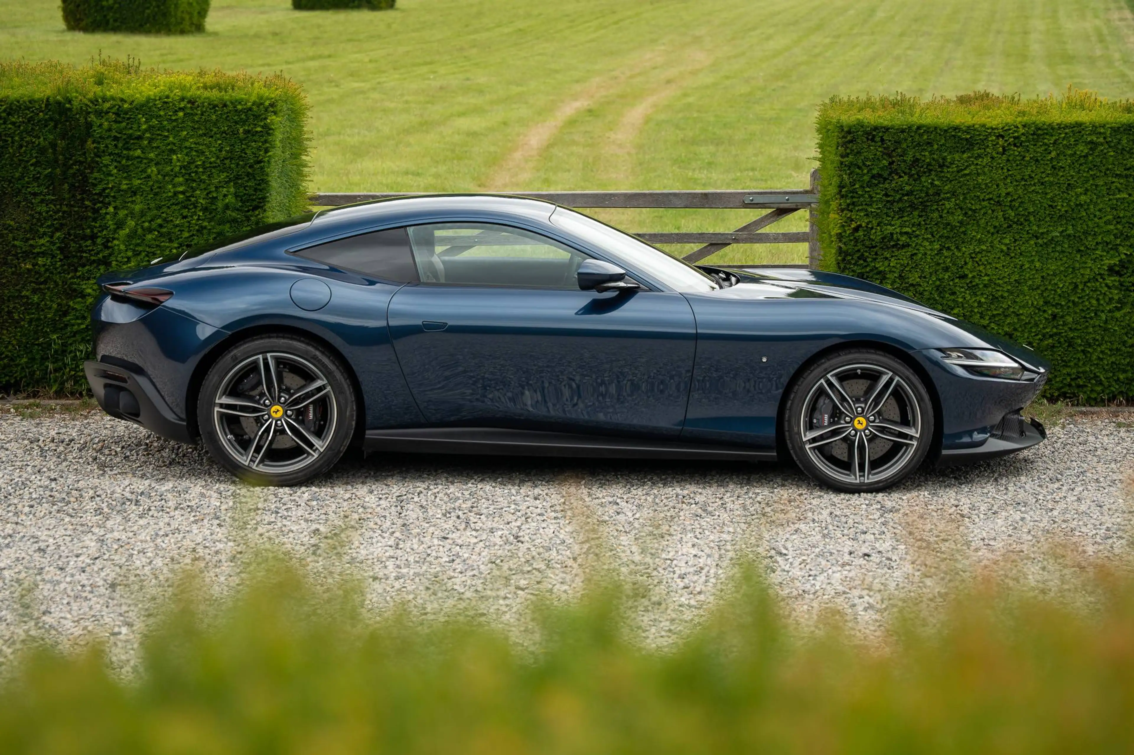 Ferrari Roma Blu Swaters | Brown interior | 1 Owner — photo 2