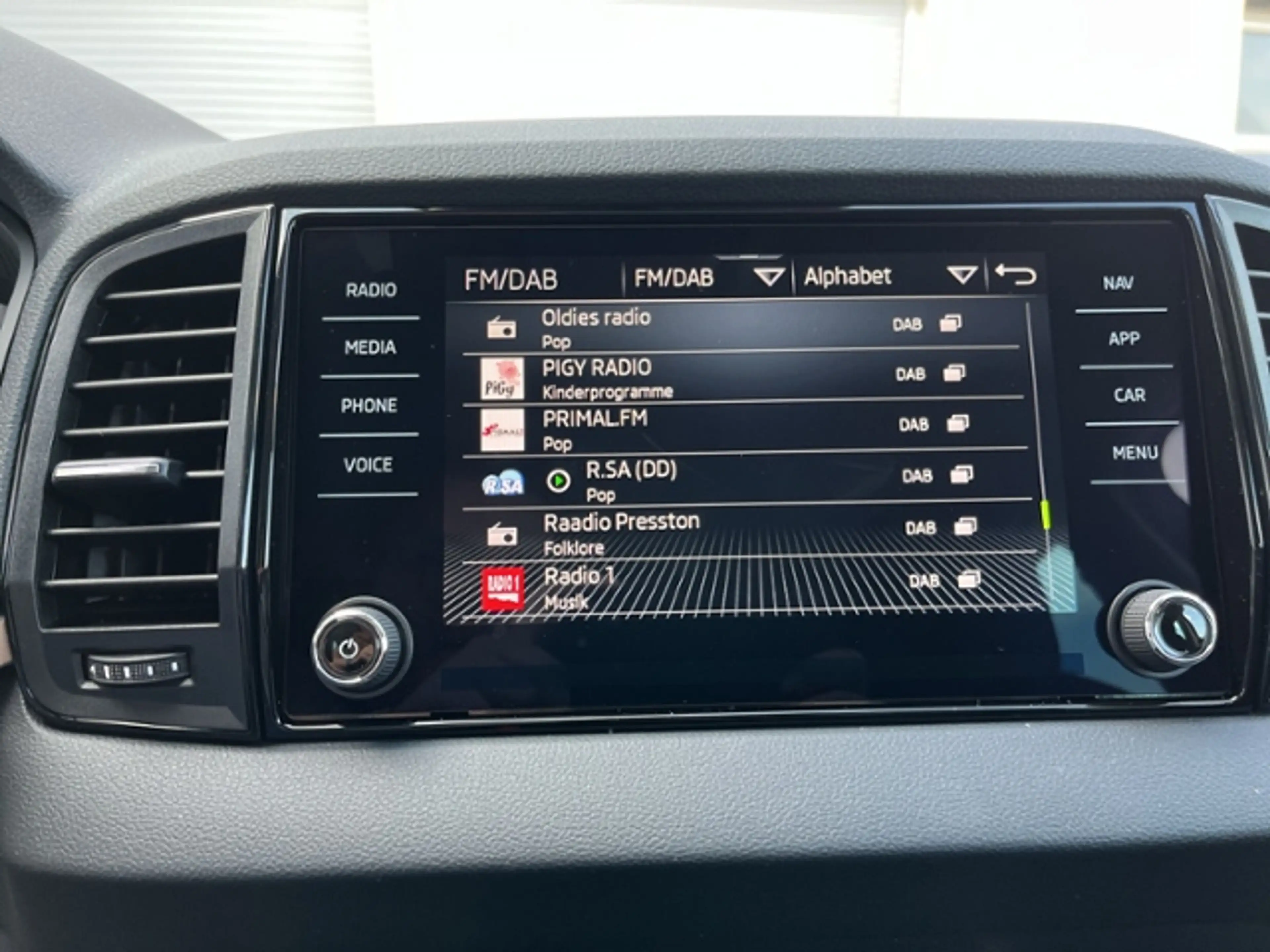Skoda Karoq BALANCE 150 PS DSG MATRIX AHK NAVI ACC — photo 14