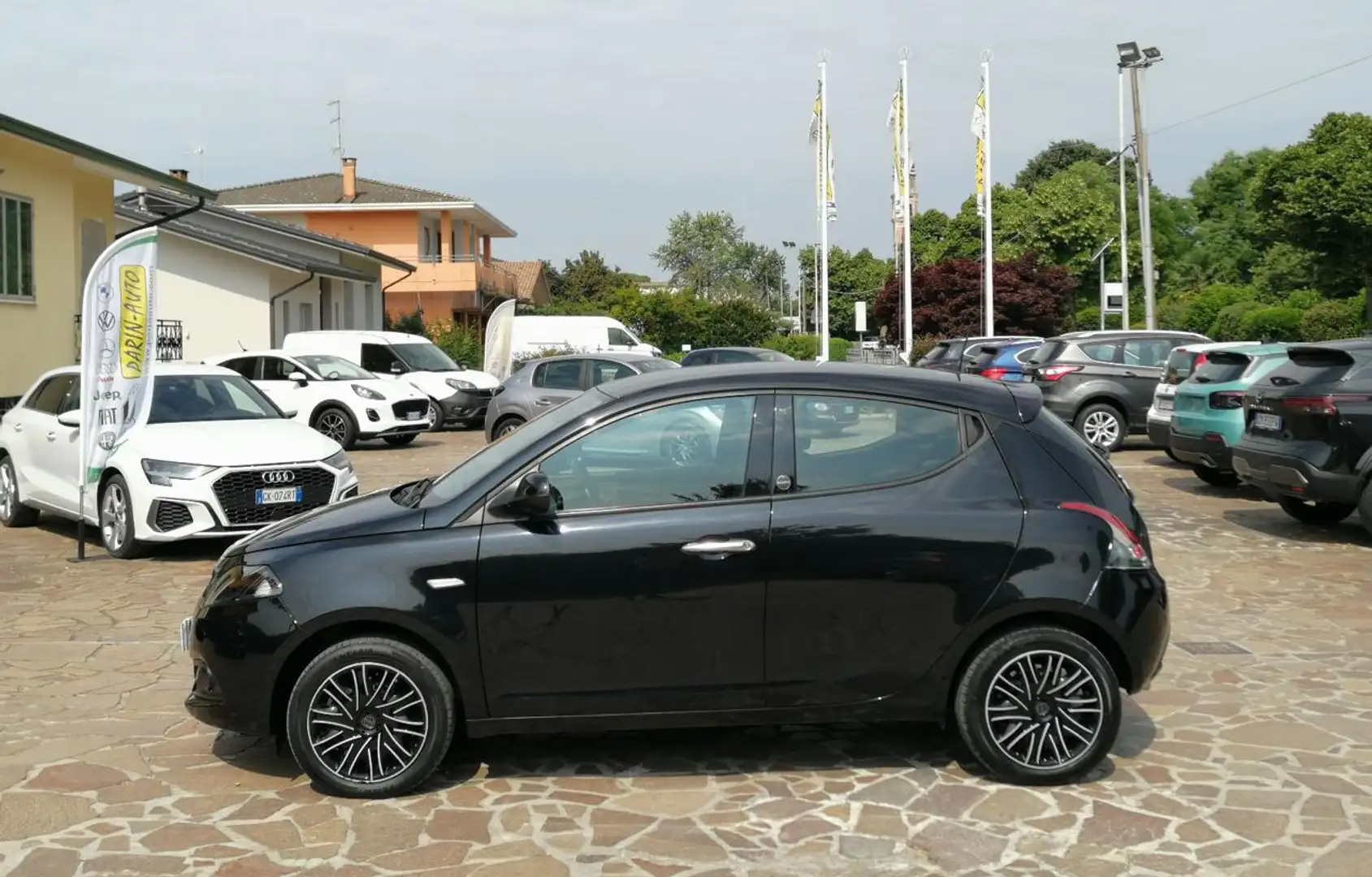 Lancia Ypsilon 1.0 FireFly 5 porte S&S Hybrid Ecochic Gold Schwarz - 2