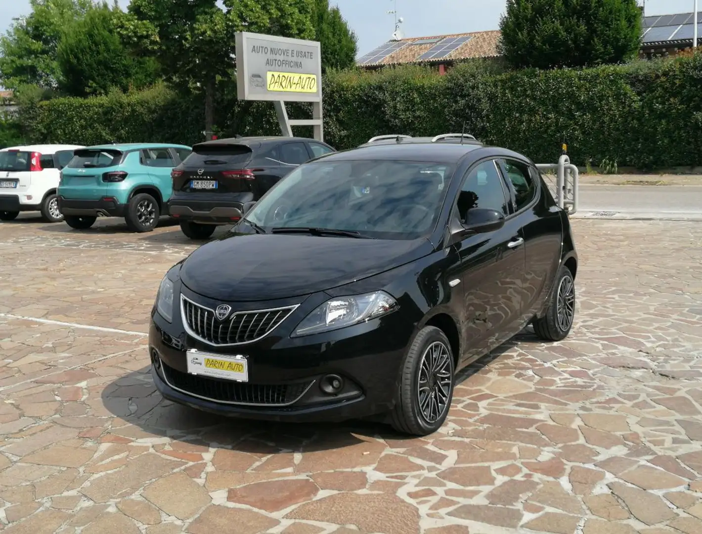 Lancia Ypsilon 1.0 FireFly 5 porte S&S Hybrid Ecochic Gold Schwarz - 1