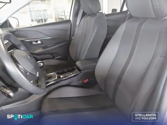Peugeot 208 view 9