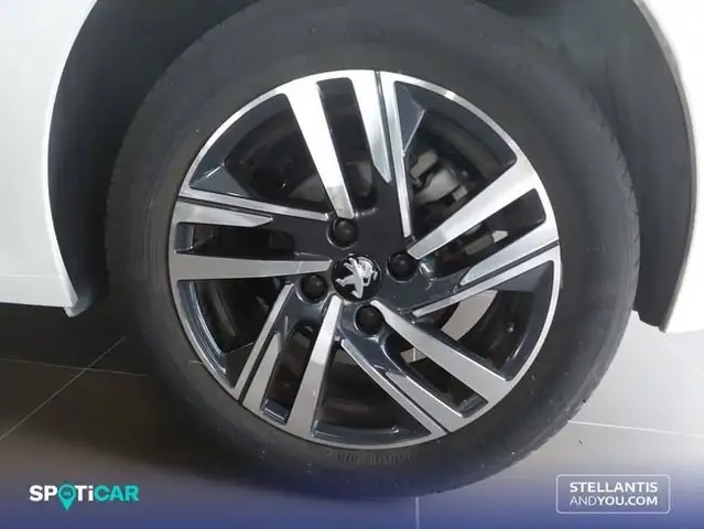 Peugeot 208 view 11
