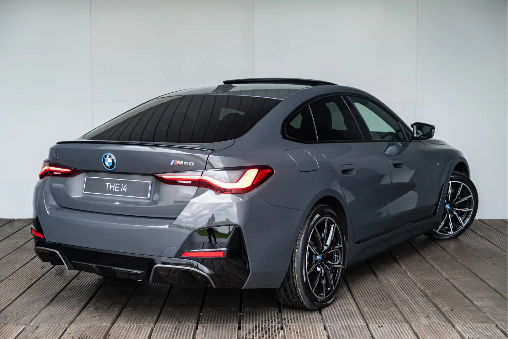 BMW i4 M50 xDrive | High Executive | M Sportpakket Pro | Grijs - 2