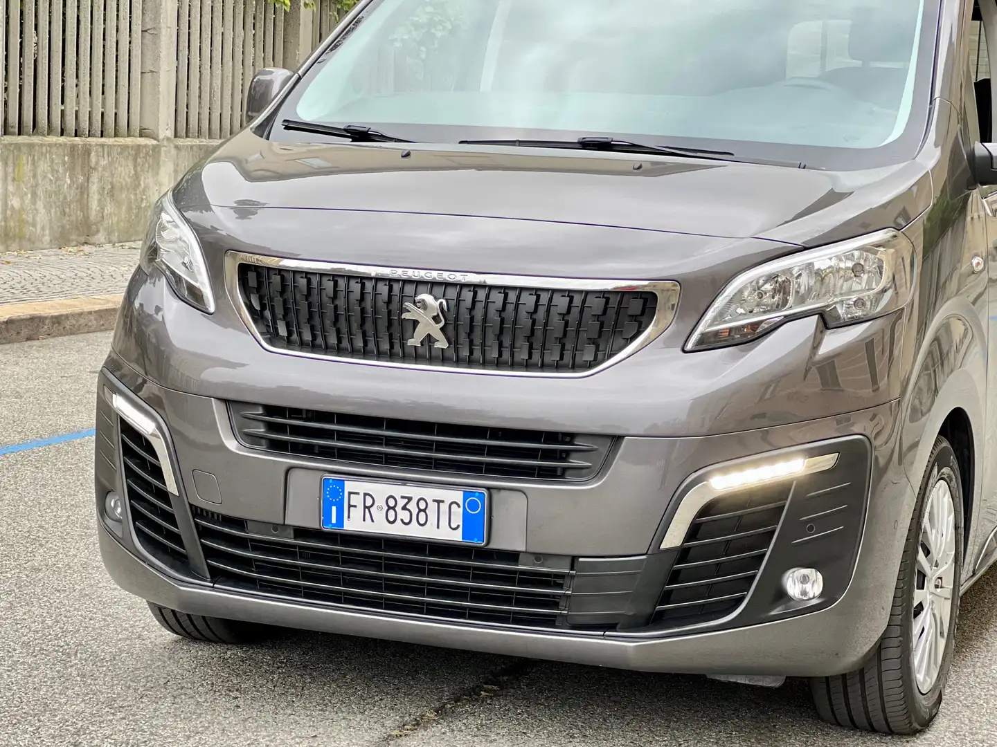 Peugeot Traveller Long L3 2.0 BlueHDi 180cv aut. E6 8Posti Business Grau - 2