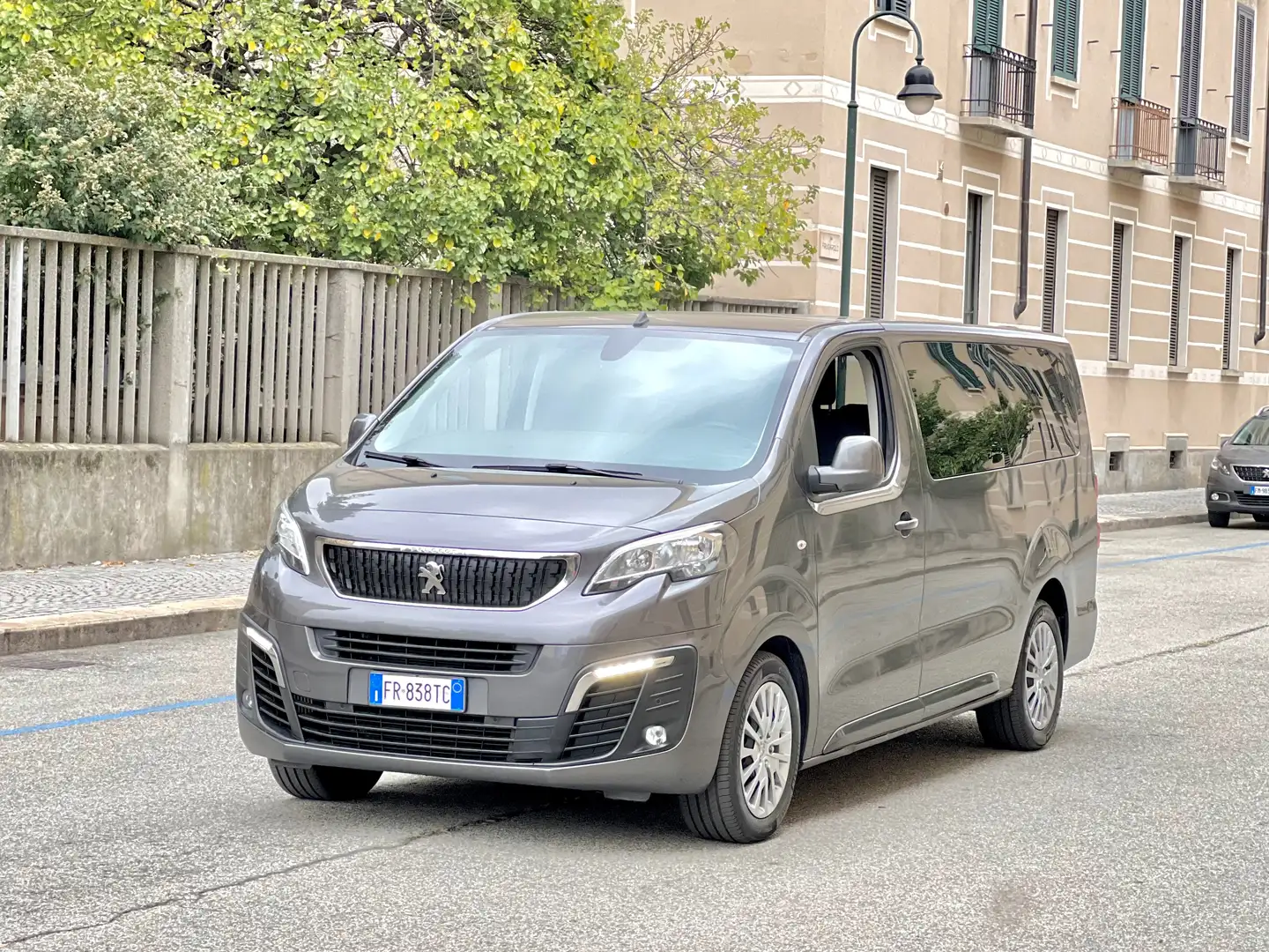 Peugeot Traveller Long L3 2.0 BlueHDi 180cv aut. E6 8Posti Business Grau - 1