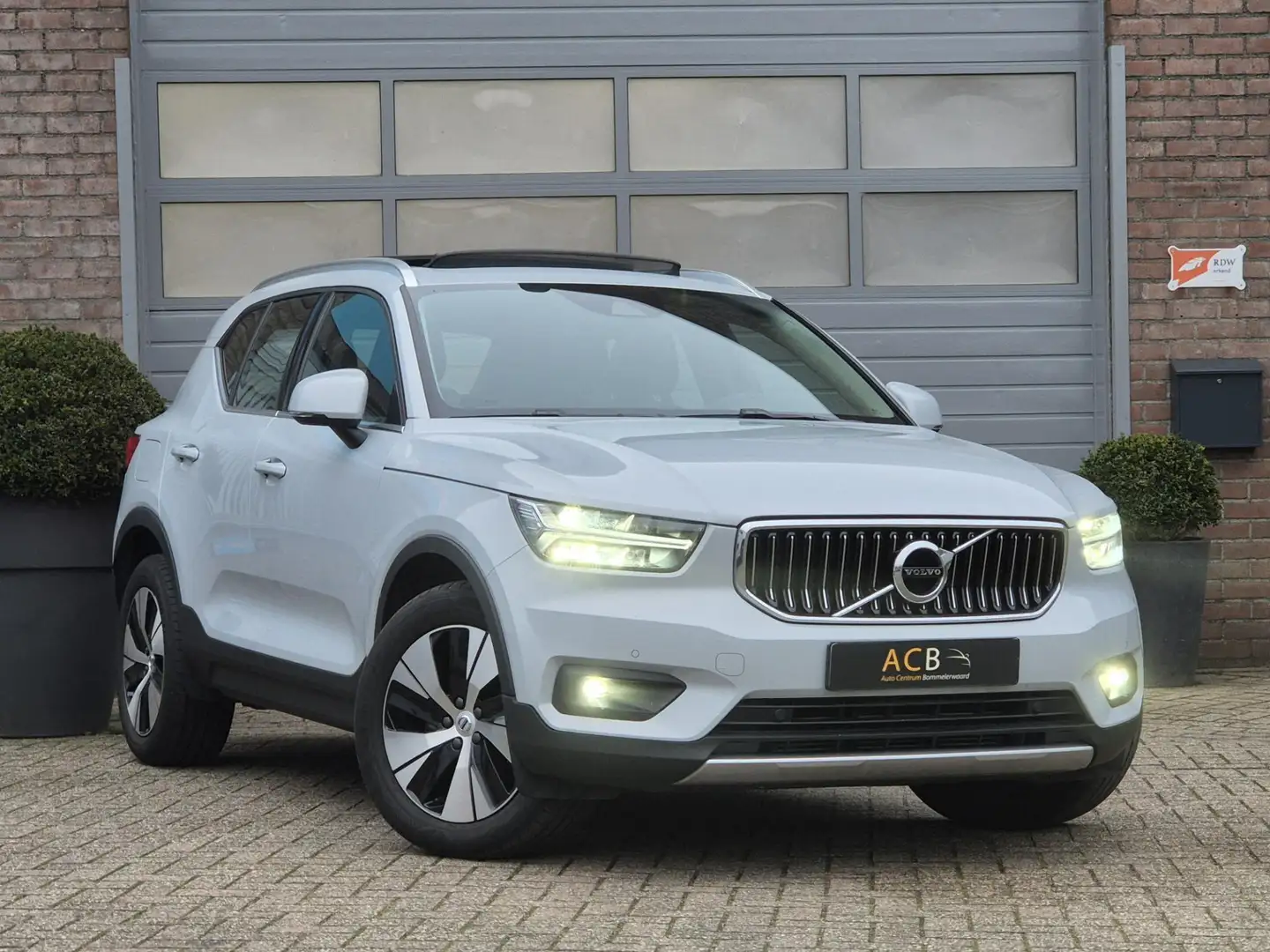 Volvo XC40 1.5 T5 Hybride/Recharge Panoramadak / Standkachel. Blanco - 1
