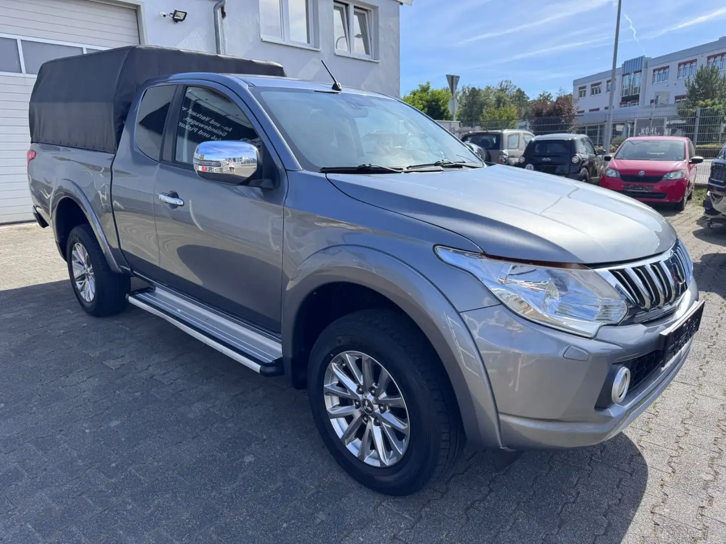 Mitsubishi L200 Plus Club Cab 4WD Grau - 2