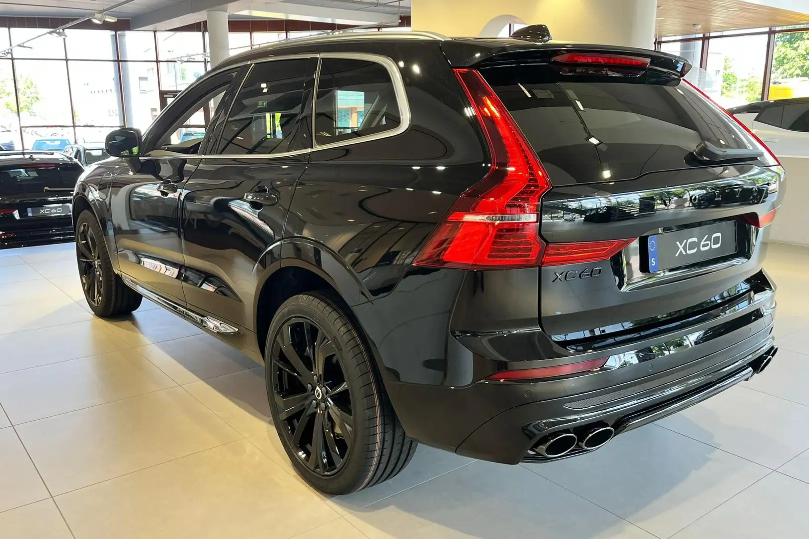 Volvo XC60 T6 Essential Edition Black Pack + HEICO uitlaatset Zwart - 2