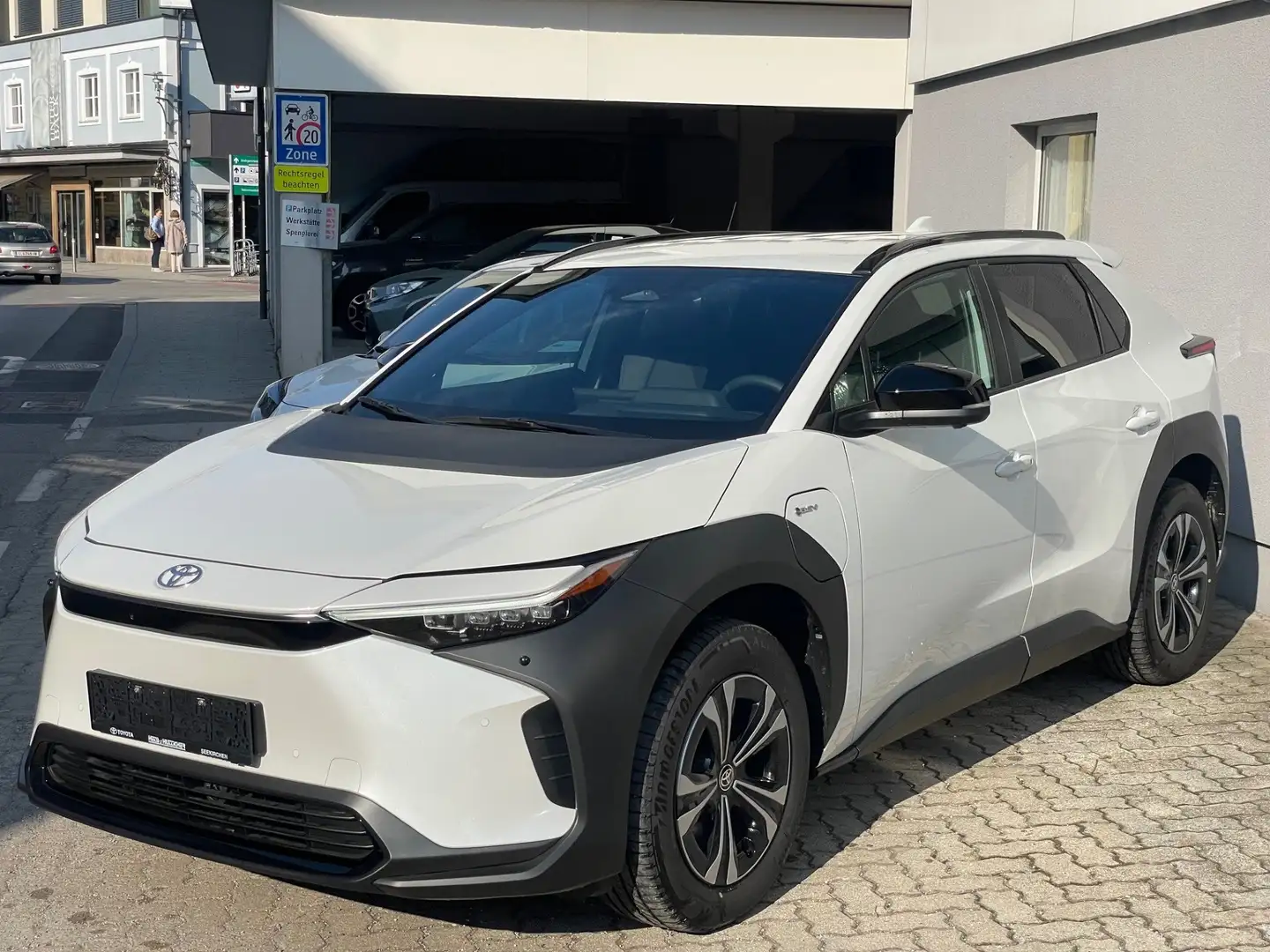 Toyota bZ4X BZ4X Elektro 71,4kWh Aut. Weiß - 1