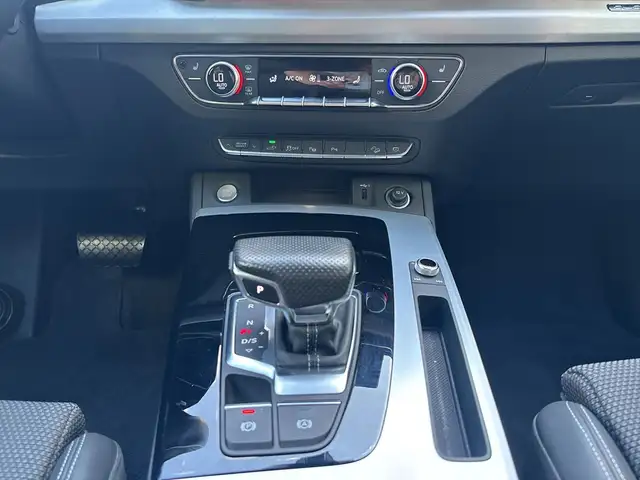 Audi Q5 view 10