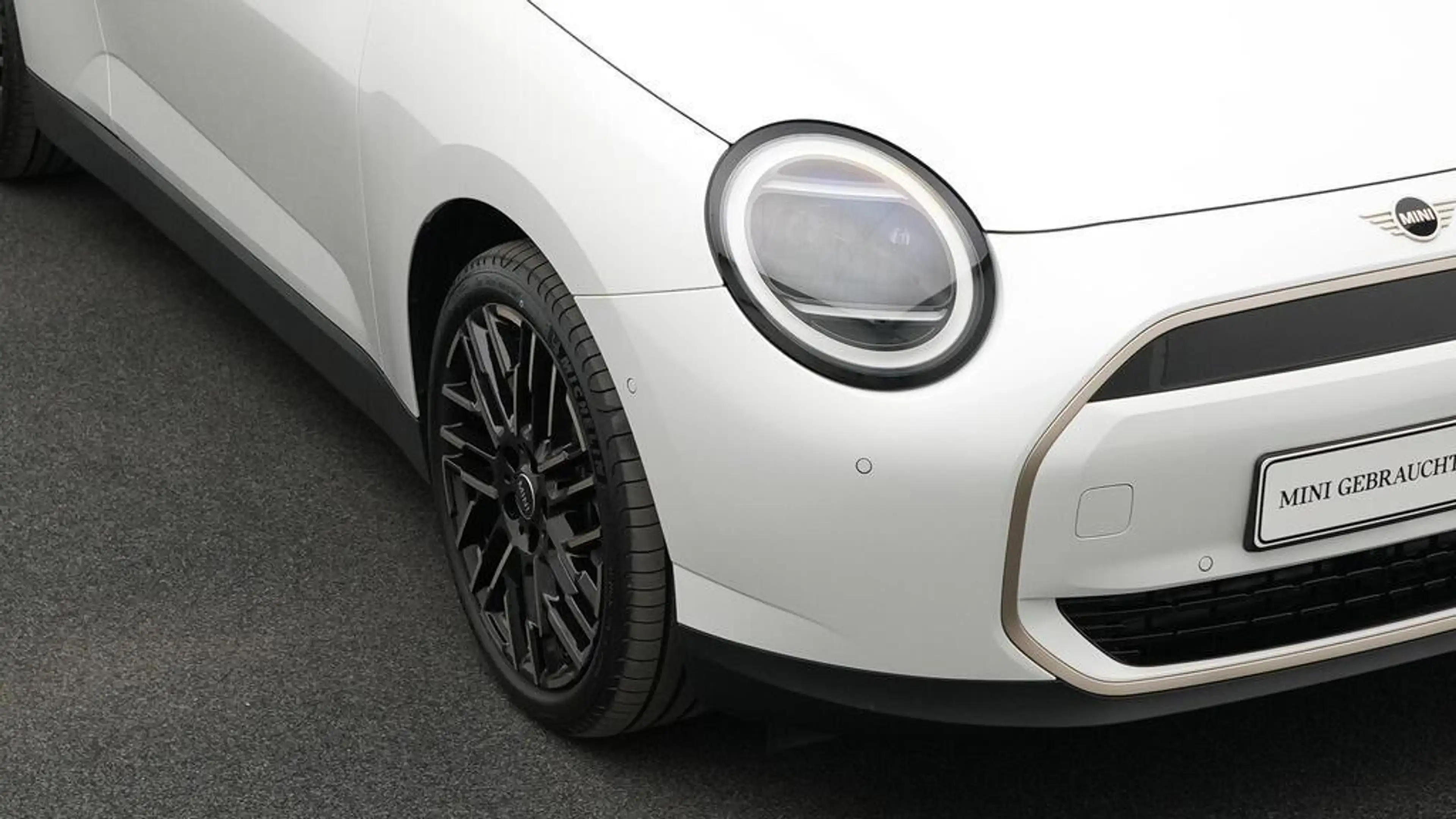 MINI Cooper E Favoured Trim — photo 18